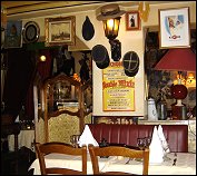 Photo restaurant paris Au Refuge du Pass� - chapeaux et affiches de spectacle