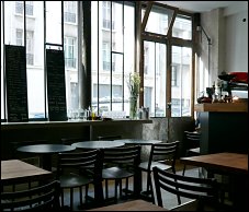 Photo restaurant paris Soya - Cadre de vieille épicerie