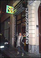 Photo restaurant paris La Jungle Transafric - Sabine devant le resto