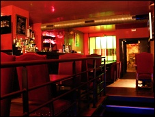 Photo restaurant paris Tribar - Jolie salle aux tons rouges