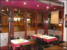Photo restaurant paris Villa du Luxembourg - Mobilier sommaire en bois, banquettes, luminaires ...