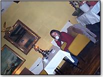 Photo restaurant paris Zozak - Megumi boit tranquillement<BR>son thé à la menthe.