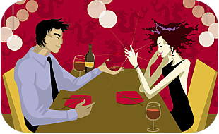 Couple d'amoureux au restaurant pour la saint valentin