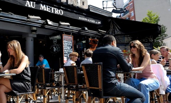 Restaurant Au Métro - Large terrasse juste en angle de rue