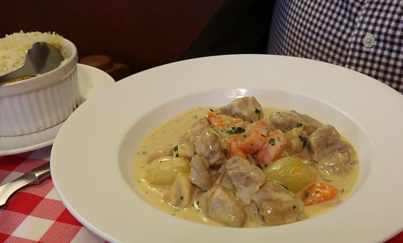 Restaurant Au Petit Tonneau - La spécialité de la maison la blanquette de veau