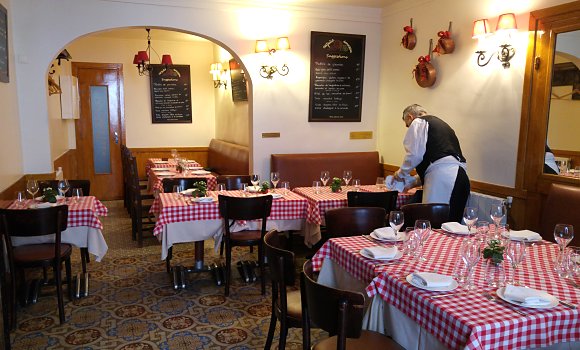 Restaurant Au Petit Tonneau - Salle du restaurant avec sa décoration pur jus années 50