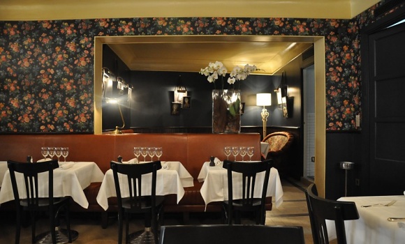 Restaurant Aux Prés - Cyril Lignac - Joli salon à la tapisserie fleurie