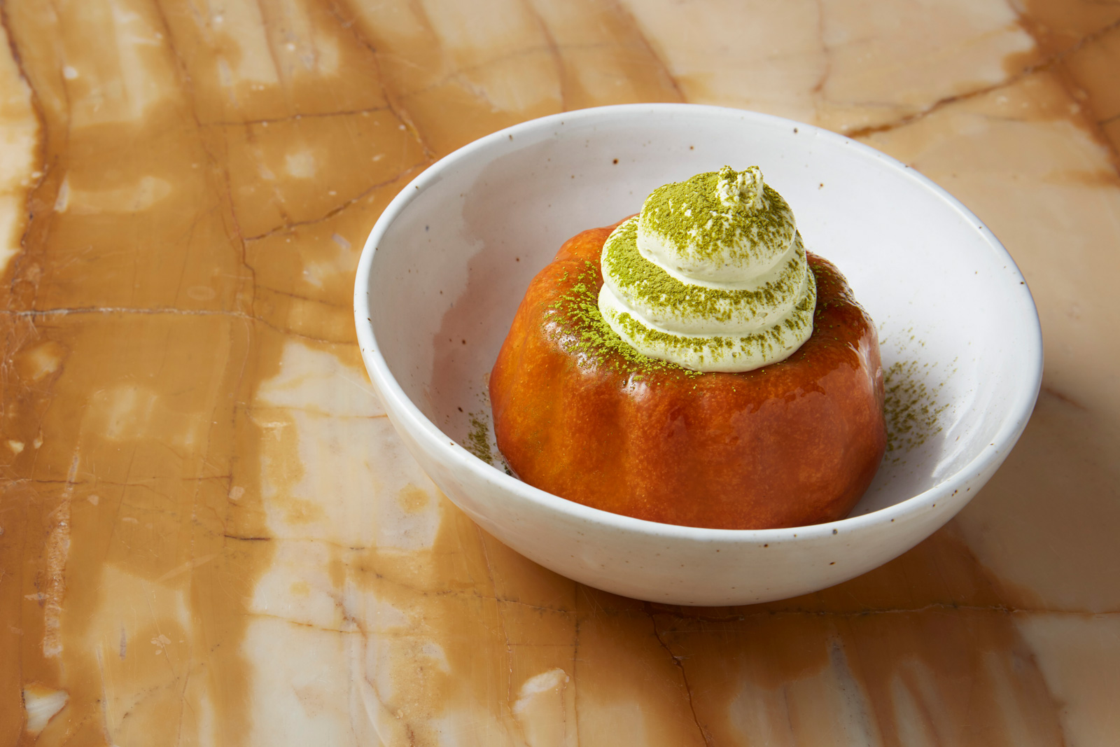 Restaurant Le Bar des prés - Baba au rhum, crème légère au thé Matcha bio