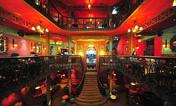 Restaurant Barrio Latino - Salle impressionnante au style eiffel