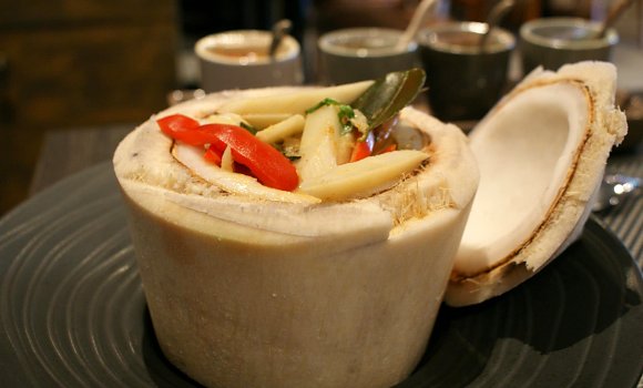 Restaurant Basilic & Spice - Plat servi dans une noix de coco
