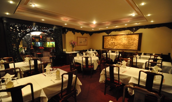 Restaurant Le Bonheur de Chine - Salle décorée totalement avec des éléments de décor venus de chine