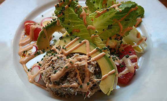 Restaurant Chez Julien - Salade de chair de tourteau, chèvre frais et avocat sauce cocktail