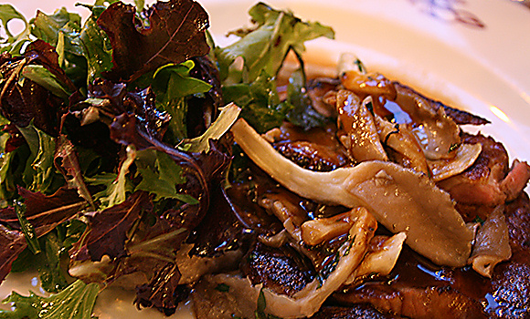 Restaurant Chez Julien - Cochon fermier au miso, mousseline de champignons truffée