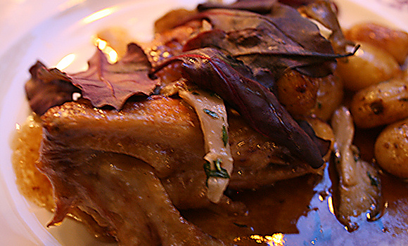 Restaurant Chez Julien - Volaille fermière rôtie, pommes grenailles confites au jus