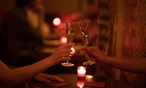 Restaurant Divine Alcôve - Trinquer au champagne, la soirée ne fait que commencer