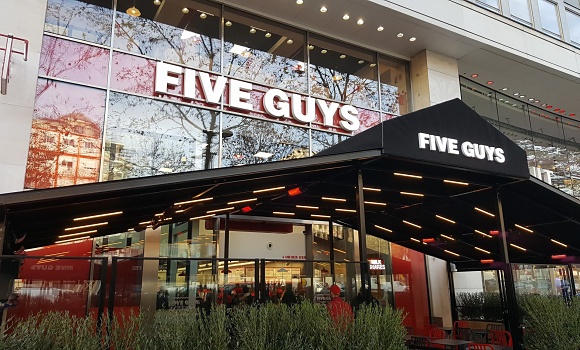 Restaurant Five Guys Champs-Elysées - Façcade de Five Guys avenue des Champs-Elysées