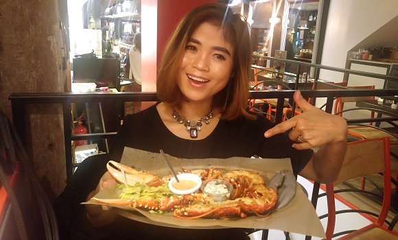 Restaurant Homard and Chips - Toukta se régale avec son homard de 500gr