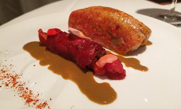 Restaurant Jacques Faussat - Rouget, Rouge pluriel de Condiments, Tête et Jarret de veau gascon en Raviole de piquillos, Fumet au lard
