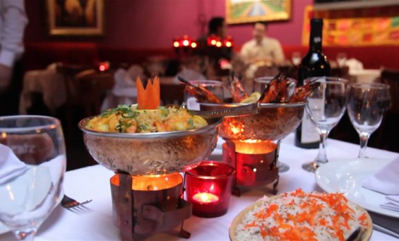 Restaurant Jaipur Café - Plats dans petites casseroles chauffées à la bougie