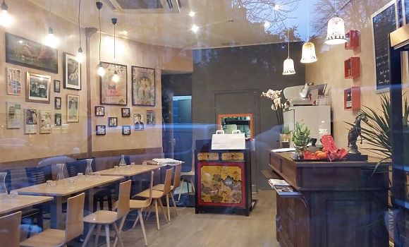 Restaurant Jasmin Kuaican - Salle décorée à la chinoise :)
