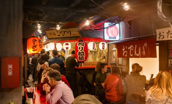 Restaurant Kodawari - Un décor de rue de Tokyo au Japon