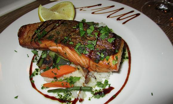 Restaurant La Haute Cloche - En poisson, le saumon d’Ecosse label rouge est rôti sur peau