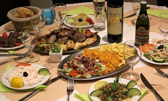 Restaurant La Rogina - Table de spécialités Arméniennes copieusement servies