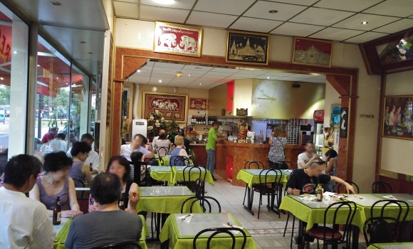 Restaurant Lao Douang Paseuth - Une salle simple à la décoration asiatique