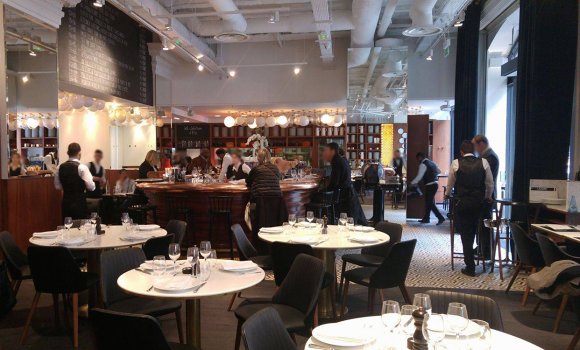 Restaurant Lazare - Une salle spacieuse et lumineuse