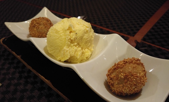 Restaurant Le Lys d'or - Dessert boule de sesame noir