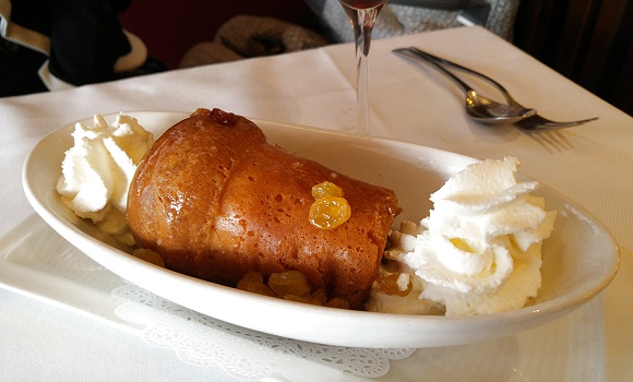 Restaurant Le Petit Sommelier - Baba au rhum agricole ambré, crème Chantilly Maison