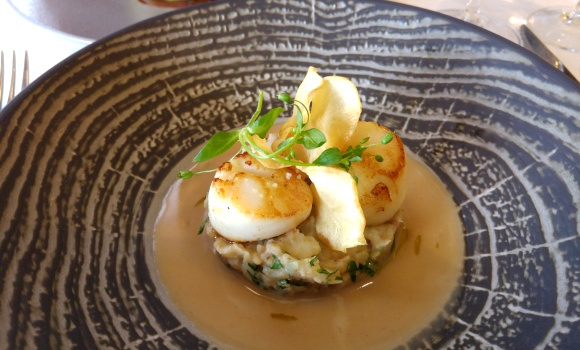 Restaurant Le Petit Sommelier - Saint-Jacques dorées, écrasée de topinambours, sauce châtaigne et foie gras