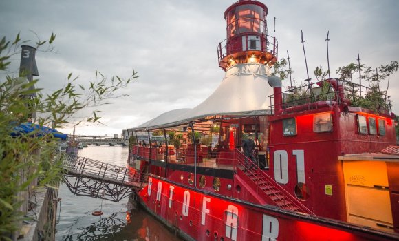 Restaurant Le Wagon - Le bateau péniche Batofar