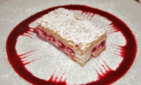 Restaurant Les Noces de Jeannette - Framboisier au coulis de fruits rouges