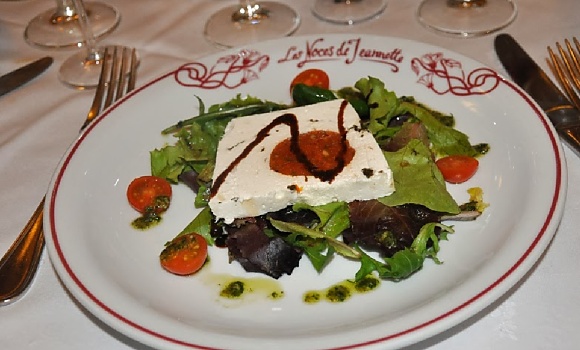 Restaurant Les Noces de Jeannette - Marbré de chèvre au pesto et mesclun