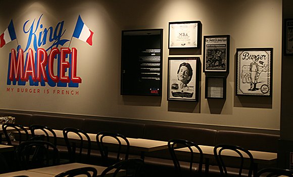 Restaurant King Marcel - Décor avec des affiches amusantes