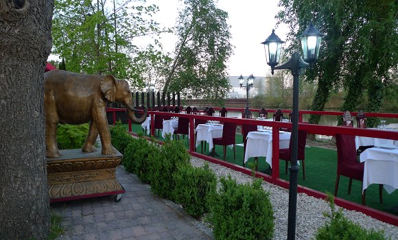 Restaurant La Route du Kashmir - Eléphant sur La route du Kashmir