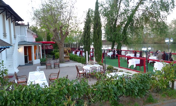 Restaurant La Route du Kashmir - Vue du parking du restaurant La route du Kashmir