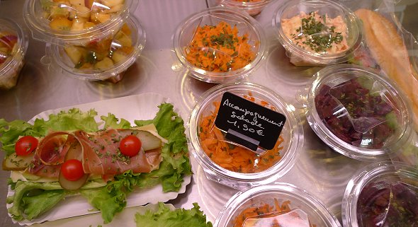 Restaurant Snack & Chill - Vitines riches avec salades, desserts et sandwiches