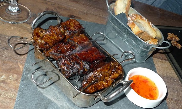 Restaurant Le Spicy Home 1er - Brochettes au charbon de bois sur la table