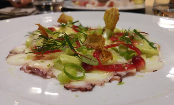 Restaurant La Villa Corse Rive Gauche - Poulpe en carpaccio, avocat, grenade, pickles d'oignon rouge