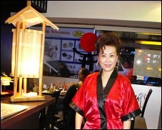 Photo restaurant paris Isumo - Obasan, la patronne et le chef posant avec la pétillante Minh.