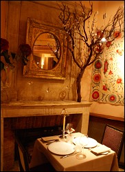 Photo restaurant paris L'Orangerie - La table à côté de la cheminée, romantique à souhait !